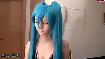 Adolescenta germană este futută pe față și cosplays ca Miku Hatsune în porno hentai