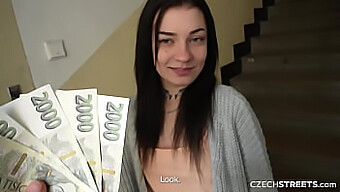 Uma Garota Deslumbrante De 18 Anos Da Czechstreets E Sua Colega De Quarto Kinky Se Envolvem Em Uma Sessão Quente