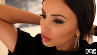 Alyssia Kent, die Sexgöttin, erlebt in diesem harten und Hardcore-Video eine dreifache Penetration